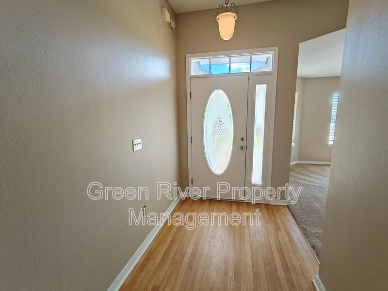 Spacious & Stylish 4 bedroom, 2 bath, Living on a Quiet Cul-de-Sac in Westland Oaks! property image