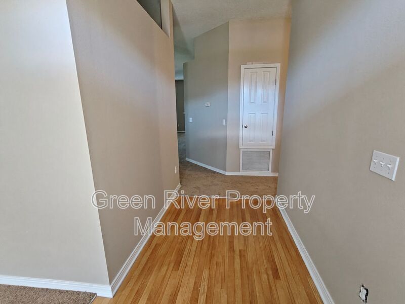 Spacious & Stylish 4 bedroom, 2 bath, Living on a Quiet Cul-de-Sac in Westland Oaks! property image