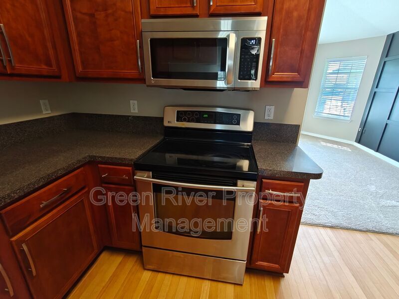 Spacious & Stylish 4 bedroom, 2 bath, Living on a Quiet Cul-de-Sac in Westland Oaks! property image