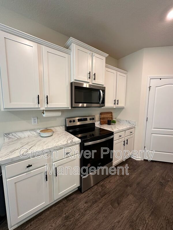 Warm Modern Living Steps from Spring Park—A Five-Bed Beauty with Space for Everyone!! property image