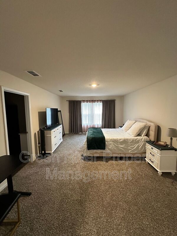 Warm Modern Living Steps from Spring Park—A Five-Bed Beauty with Space for Everyone!! property image