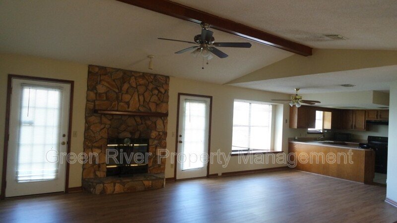 Adorable 3 bed 2 bath with open floor plan! property image