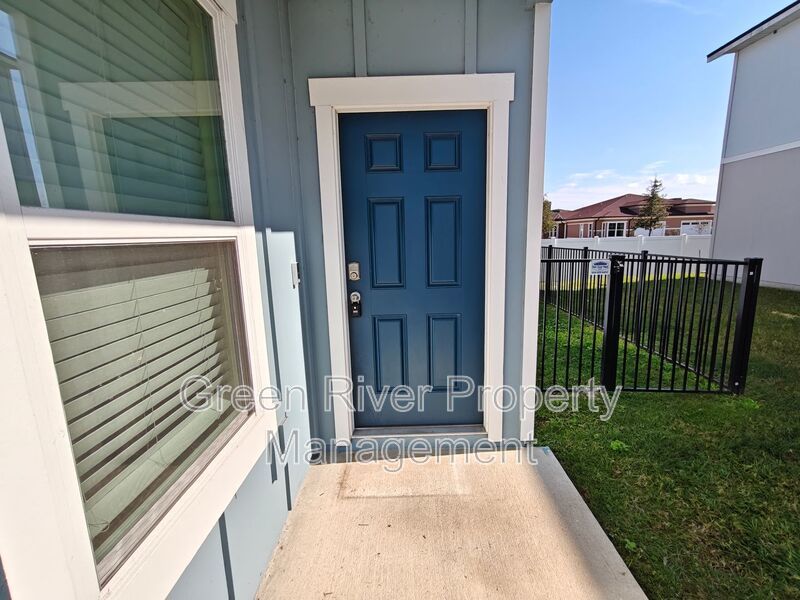 3 Bedroom Townhome with Open Floor Plan, Patio & Modern Finishes!! property image