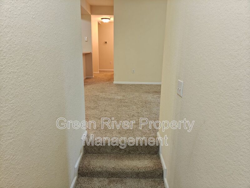 Beautiful 3 Bedroom, 2 Bathroom Townhome with Garage – Pet Friendly! property image