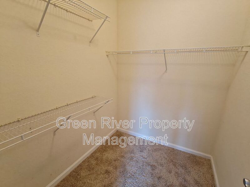 Beautiful 3 Bedroom, 2 Bathroom Townhome with Garage – Pet Friendly! property image