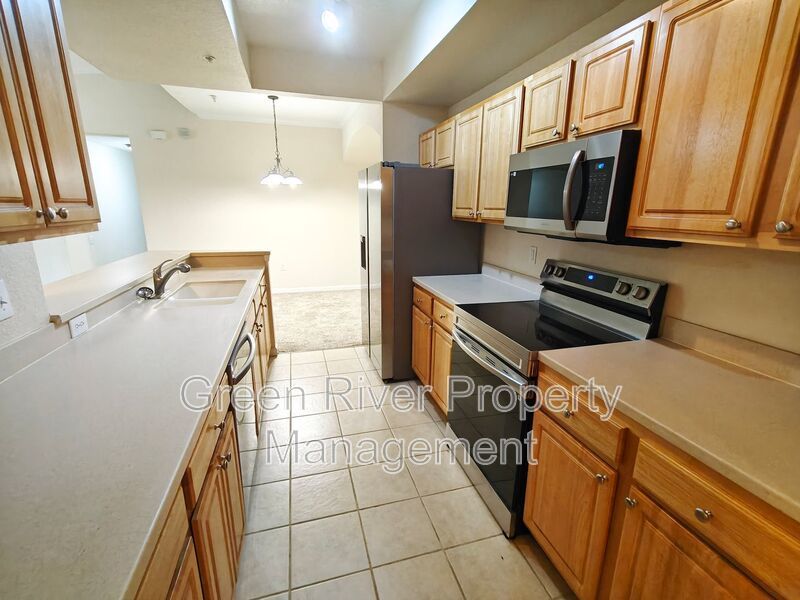 Beautiful 3 Bedroom, 2 Bathroom Townhome with Garage – Pet Friendly! property image