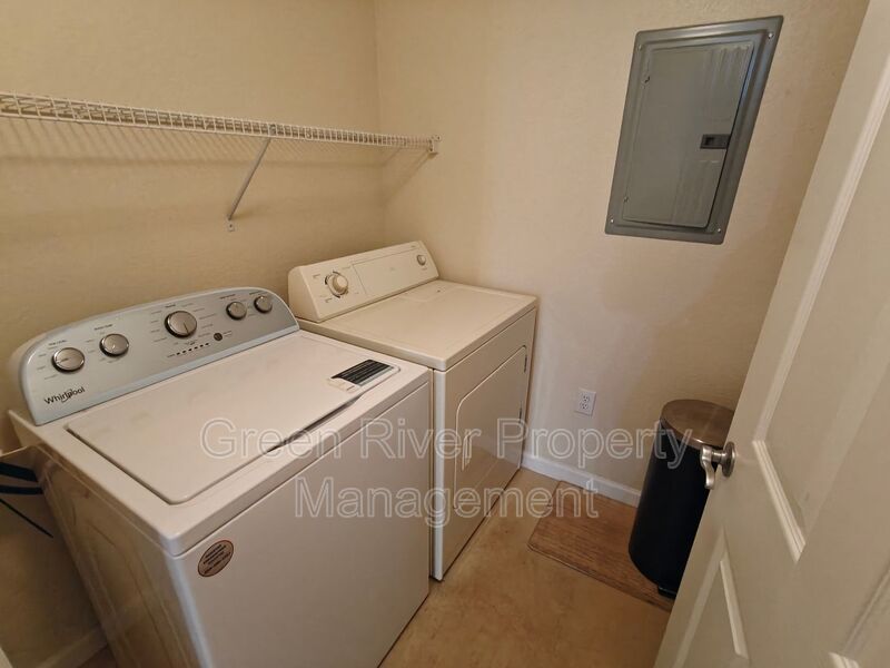 Beautiful 3 Bedroom, 2 Bathroom Townhome with Garage – Pet Friendly! property image