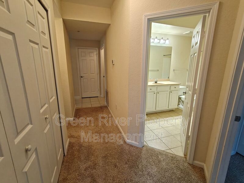 Beautiful 3 Bedroom, 2 Bathroom Townhome with Garage – Pet Friendly! property image