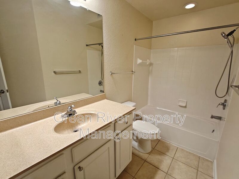 Beautiful 3 Bedroom, 2 Bathroom Townhome with Garage – Pet Friendly! property image