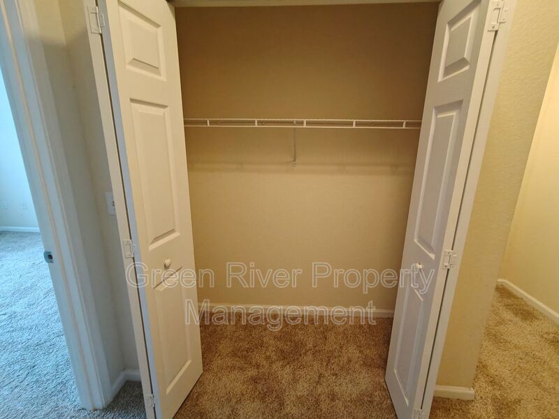 Beautiful 3 Bedroom, 2 Bathroom Townhome with Garage – Pet Friendly! property image