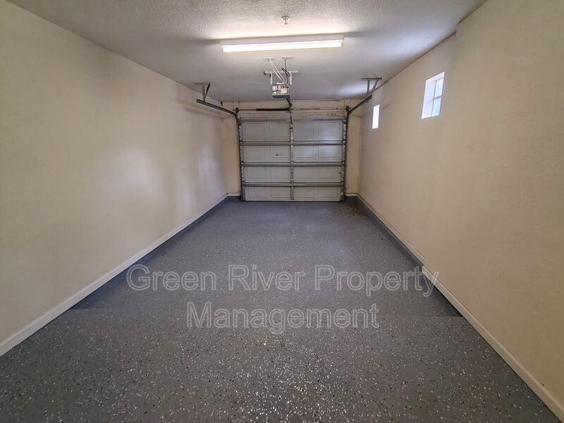 Beautiful 3 Bedroom, 2 Bathroom Townhome with Garage – Pet Friendly! property image