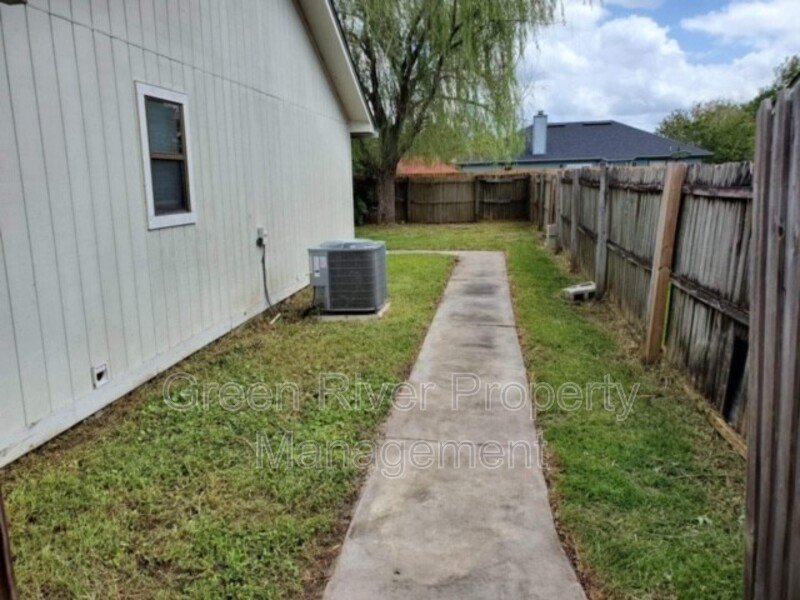 Beautiful 3 bedroom 2 bath Just waiting for you to call Home! property image