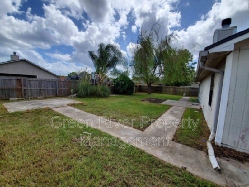 Beautiful 3 bedroom 2 bath Just waiting for you to call Home! property image
