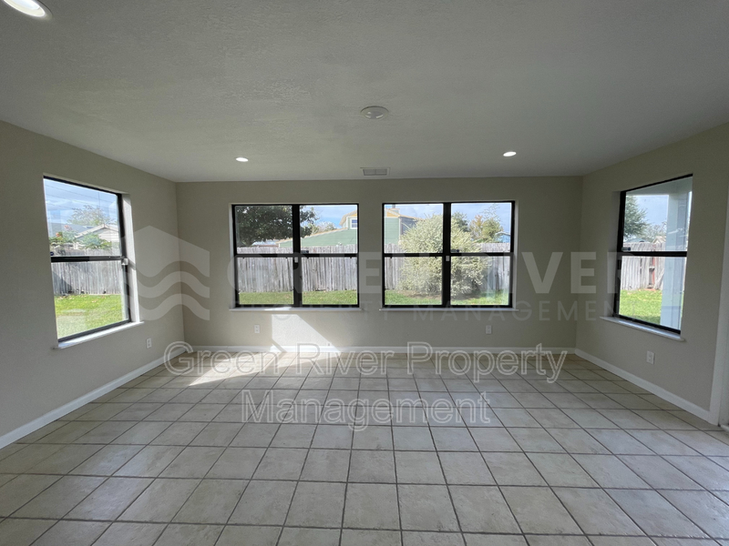 Your 4 bedroom 2 bath Orange Park Dream Home Awaits! property image