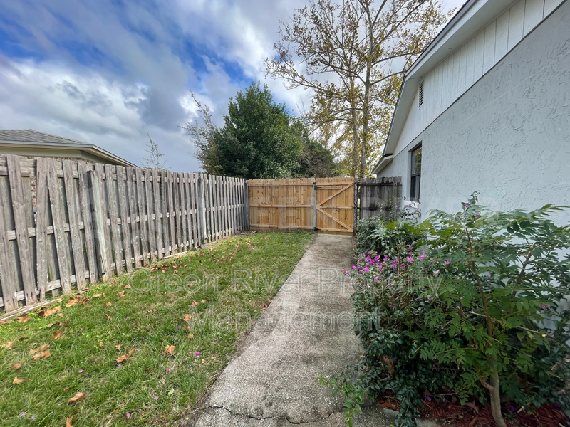 Your 4 bedroom 2 bath Orange Park Dream Home Awaits! property image