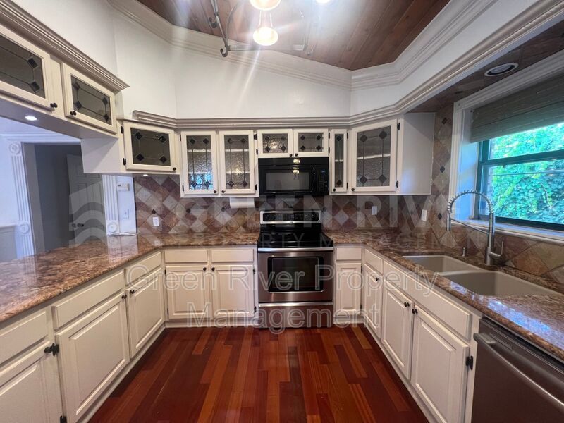 Amazing 4 bedroom home with St Johns River Views Available Now! property image