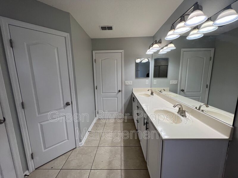 Large family home in Autumn Point property image
