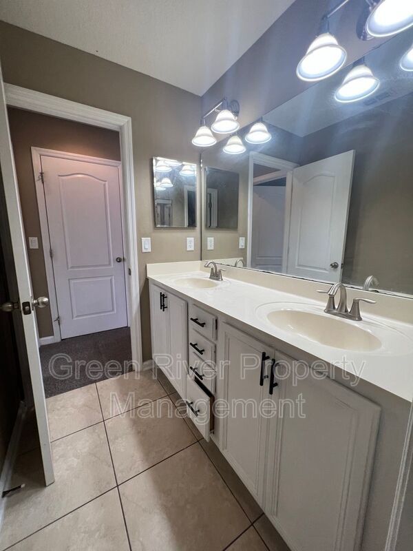 Large family home in Autumn Point property image