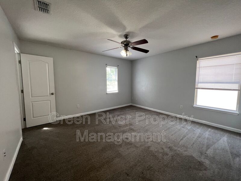 Large family home in Autumn Point property image