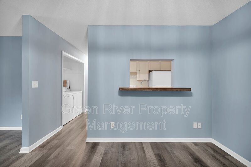 2 bedroom condo in Crown Point ! property image