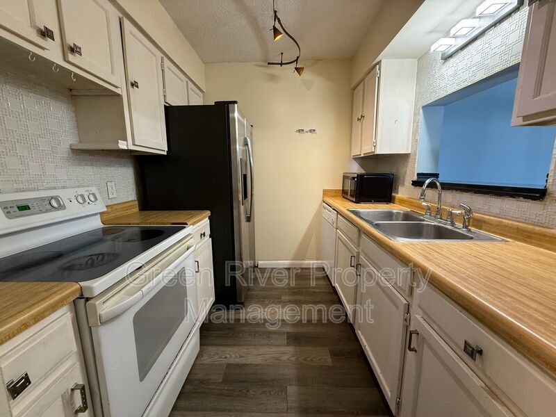 2 bedroom condo in Crown Point ! property image