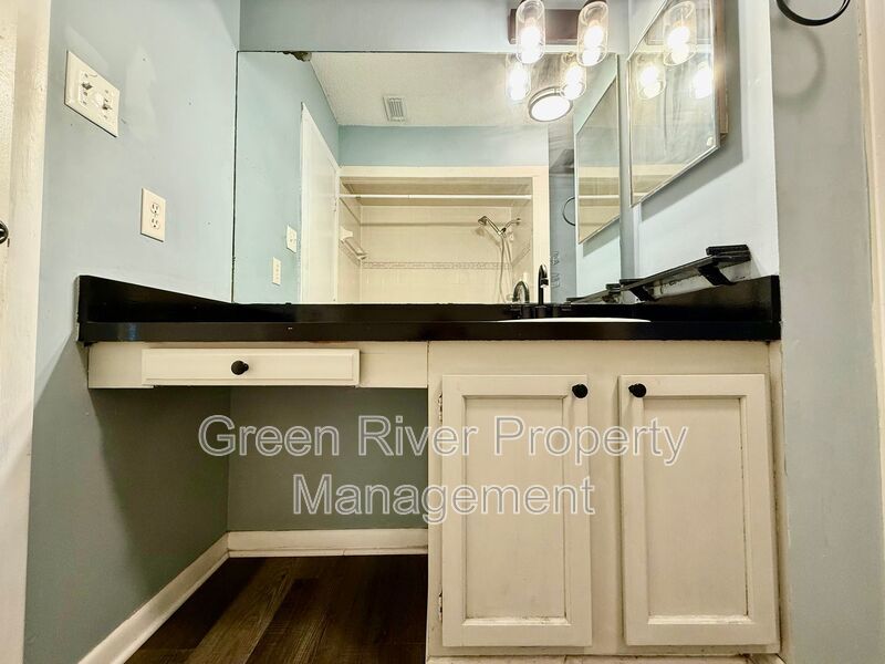 2 bedroom condo in Crown Point ! property image