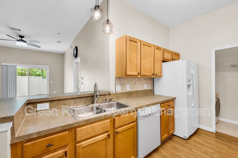 Spacious 2 Bedroom/2 Bathroom Condo in Gated Community with Pool property image