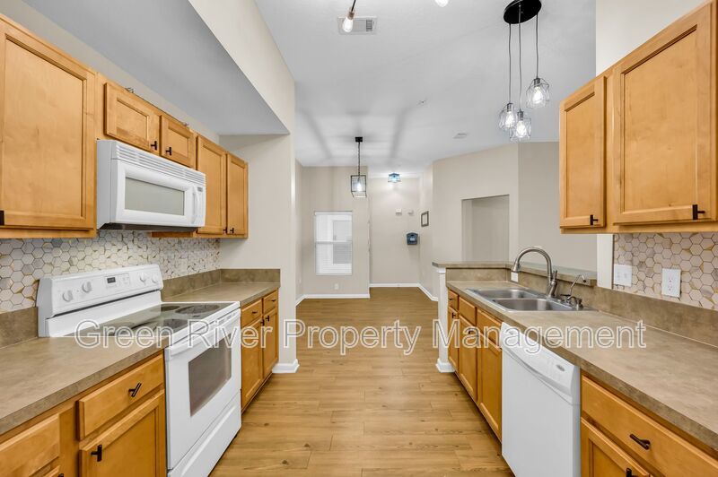 Spacious 2 Bedroom/2 Bathroom Condo in Gated Community with Pool property image