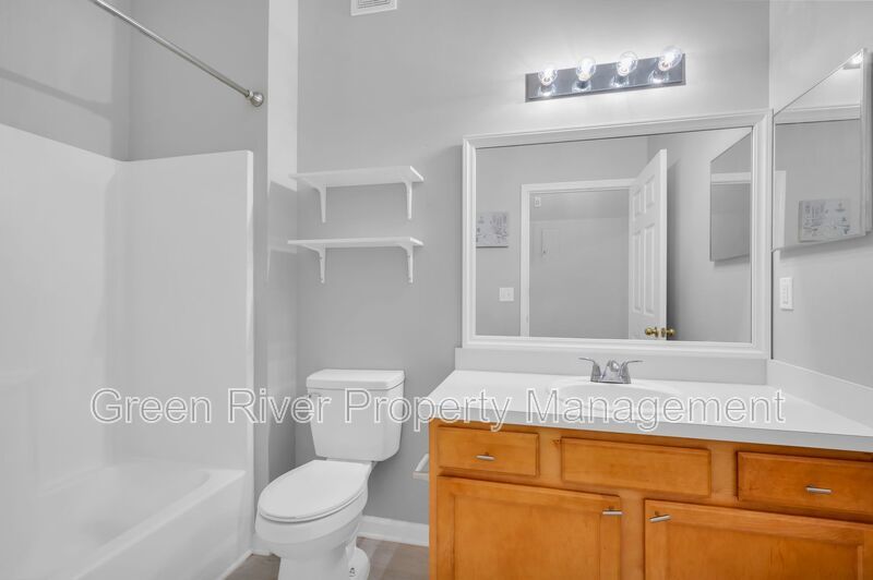 Spacious 2 Bedroom/2 Bathroom Condo in Gated Community with Pool property image