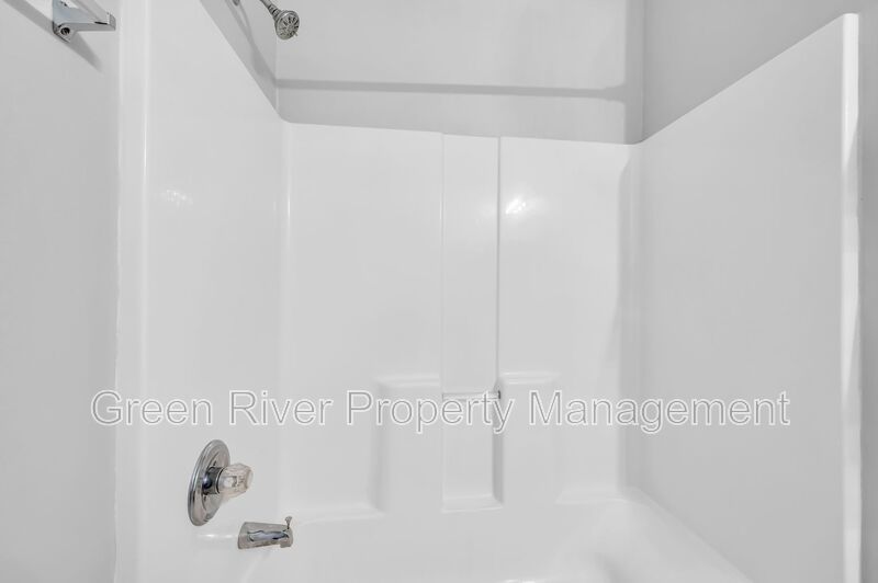 Spacious 2 Bedroom/2 Bathroom Condo in Gated Community with Pool property image