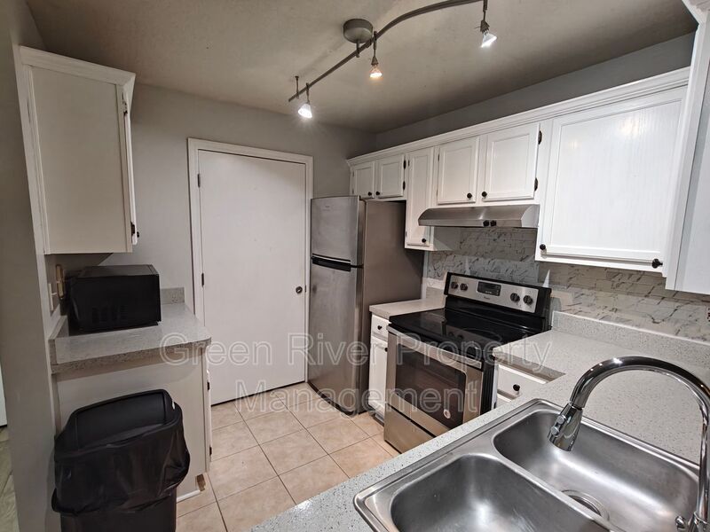 Beautiful 2 Bed / 2 Bath First-Floor Condo in Gated Community property image