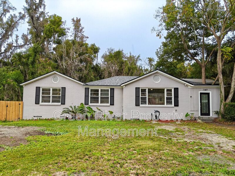 Spacious 4-Bedroom Home with Updated Kitchen & Screened Patio property image