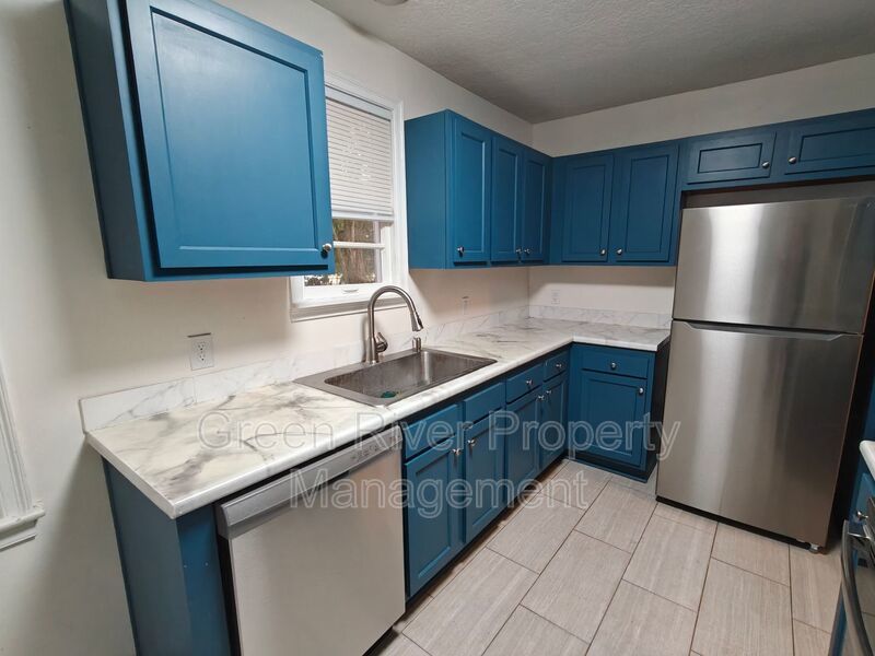 Spacious 4-Bedroom Home with Updated Kitchen & Screened Patio property image