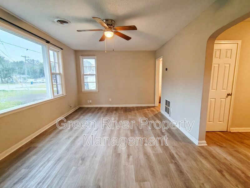 Spacious 4-Bedroom Home with Updated Kitchen & Screened Patio property image