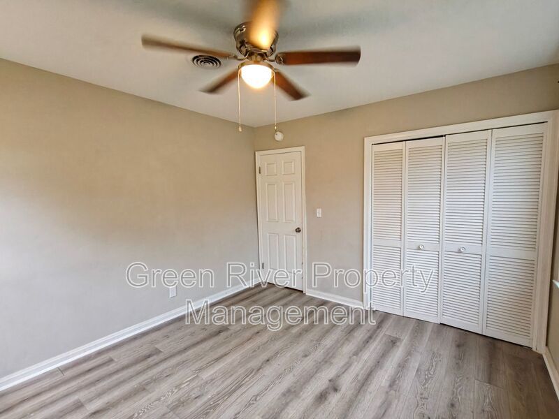 Spacious 4-Bedroom Home with Updated Kitchen & Screened Patio property image