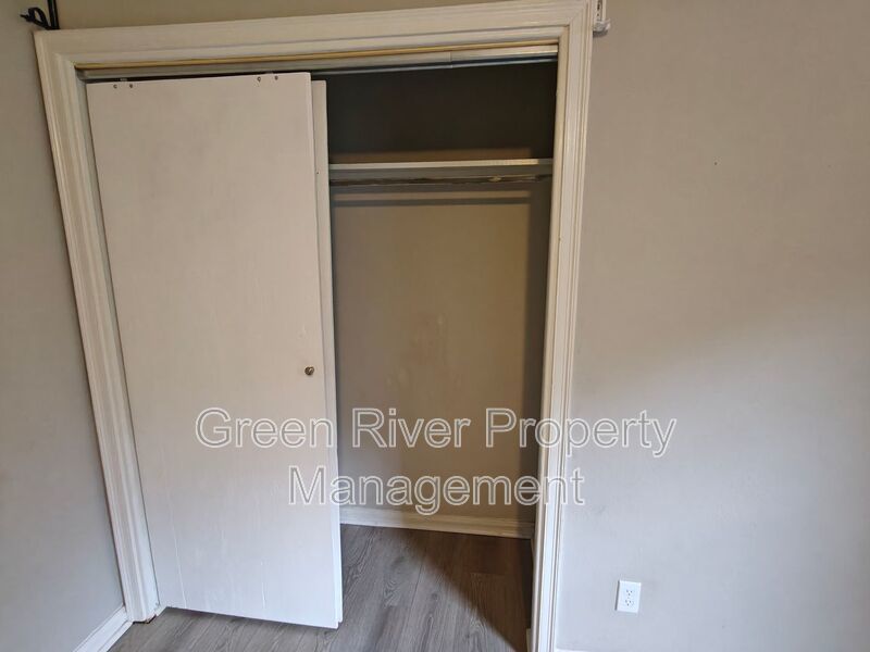 Spacious 4-Bedroom Home with Updated Kitchen & Screened Patio property image