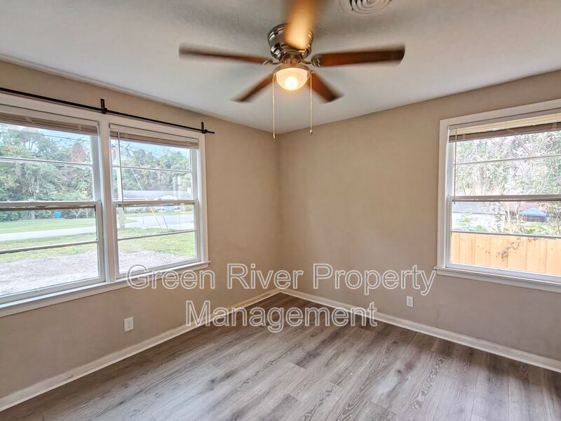 Spacious 4-Bedroom Home with Updated Kitchen & Screened Patio property image