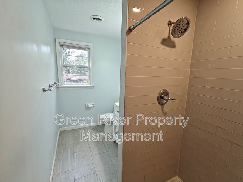 Spacious 4-Bedroom Home with Updated Kitchen & Screened Patio property image