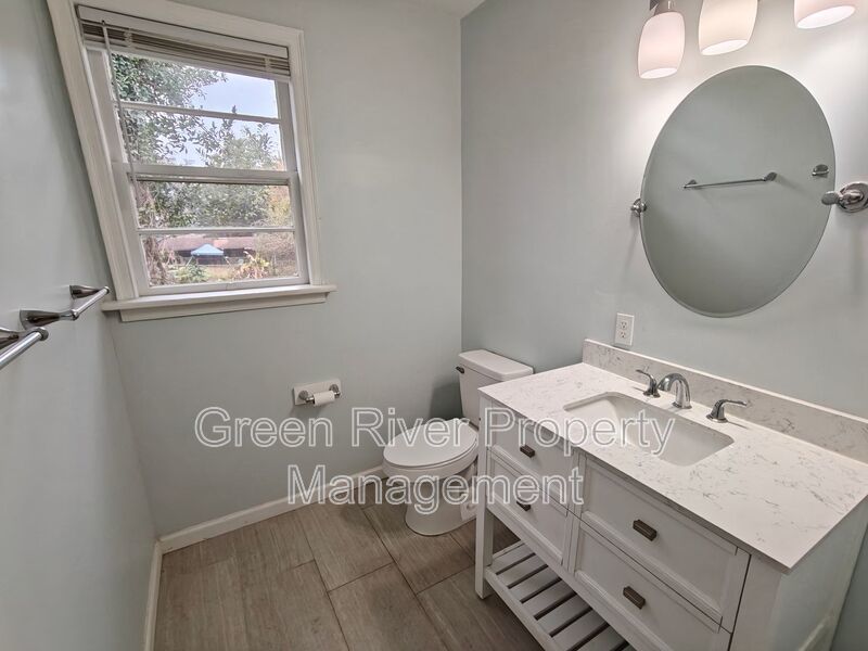 Spacious 4-Bedroom Home with Updated Kitchen & Screened Patio property image