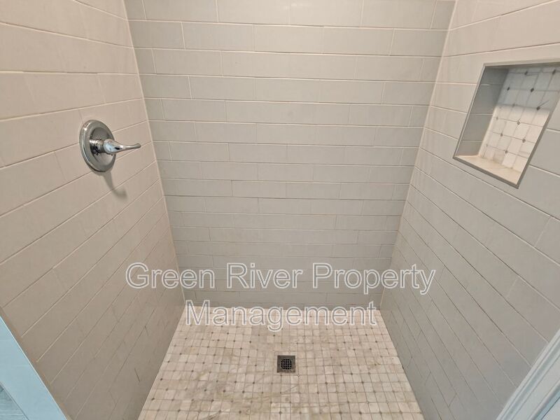 Spacious 4-Bedroom Home with Updated Kitchen & Screened Patio property image