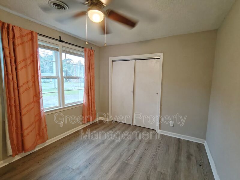 Spacious 4-Bedroom Home with Updated Kitchen & Screened Patio property image