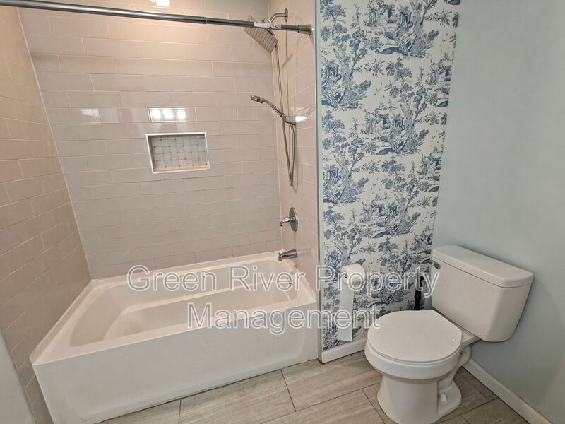 Spacious 4-Bedroom Home with Updated Kitchen & Screened Patio property image