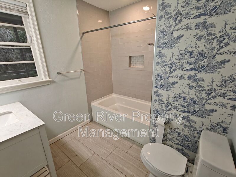 Spacious 4-Bedroom Home with Updated Kitchen & Screened Patio property image