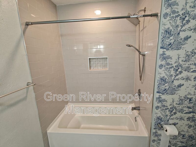 Spacious 4-Bedroom Home with Updated Kitchen & Screened Patio property image