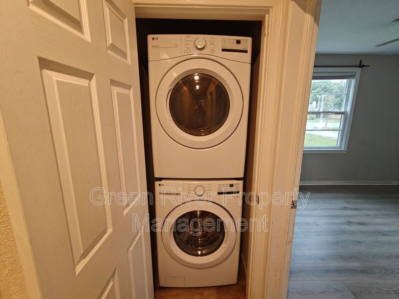 Spacious 4-Bedroom Home with Updated Kitchen & Screened Patio property image