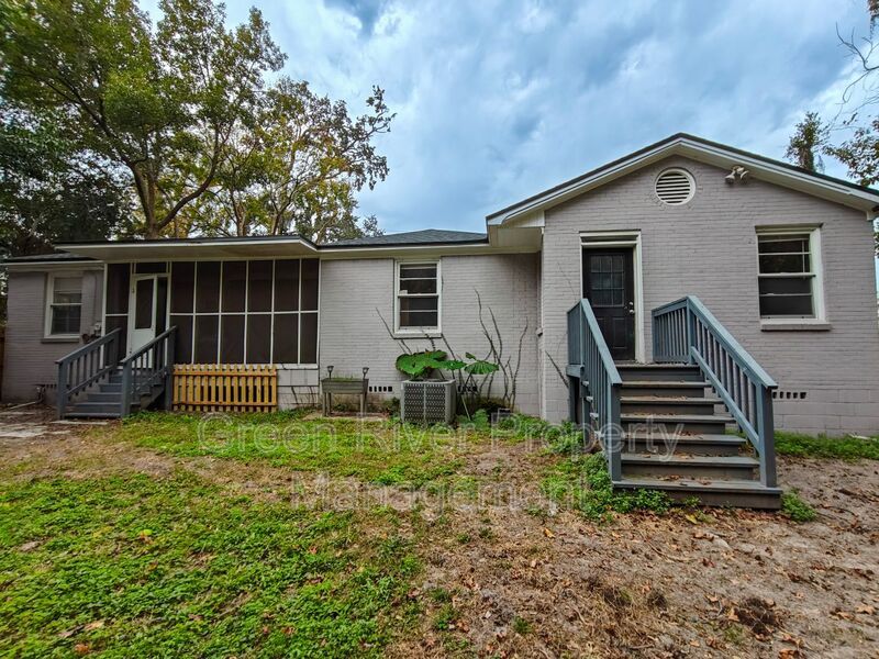 Spacious 4-Bedroom Home with Updated Kitchen & Screened Patio property image