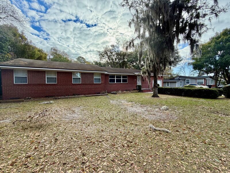 Spacious & Stylish 4-Bedroom Retreat with Den, Fireplace in Spring Park! property image