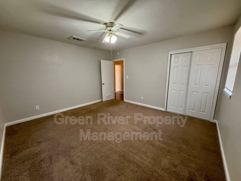 Spacious & Stylish 4-Bedroom Retreat with Den, Fireplace in Spring Park! property image