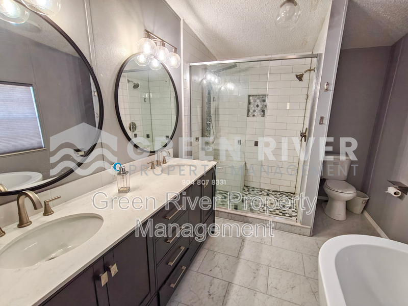 The Perfect Blend of Charm & Modern Living in Middleburg property image