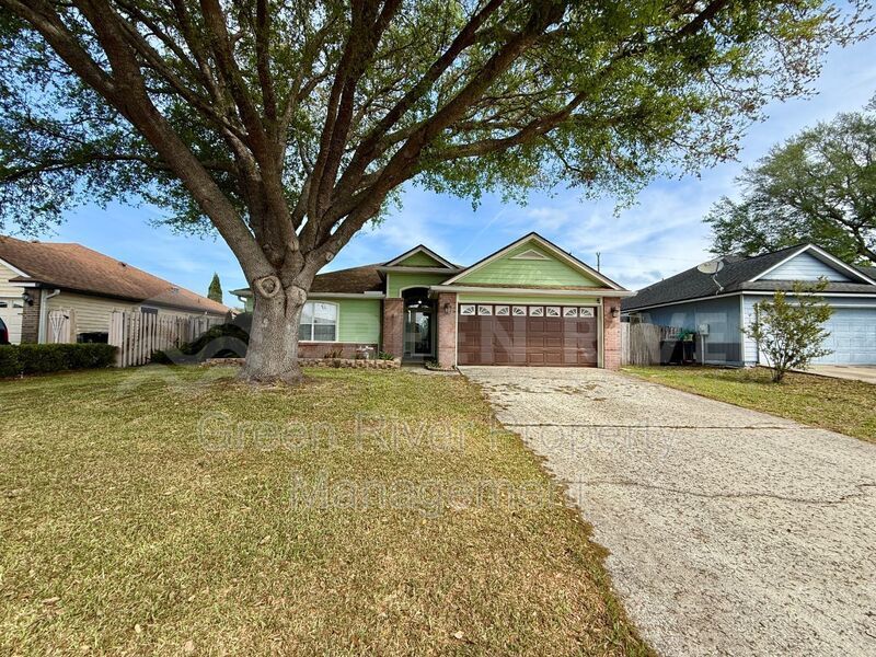 Charming 3 bedroom, 2 bath Lakeview Home with Entertainer’s Backyard!! property image